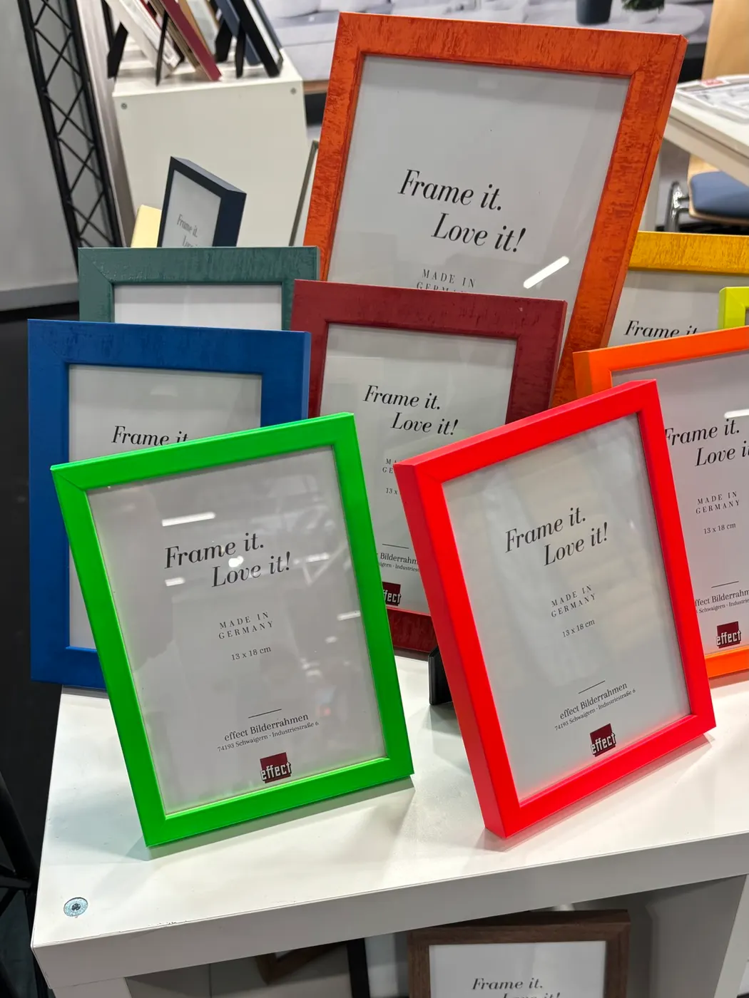Farbige Bilderrahmen in Grün, Rot, Blau und Orange an unserem Messestand