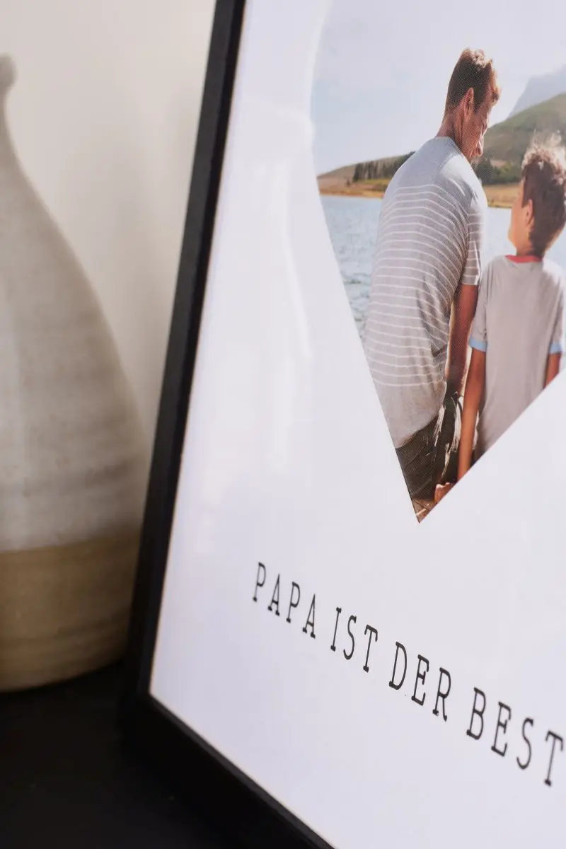 Bilderrahmen mit Herzpassepartout für Papa in 30x30, schwarz - Nahaufnahme Nahaufnahme eines Bilderrahmens 30x30 in Schwarz mit Herzausschnitt für Papa