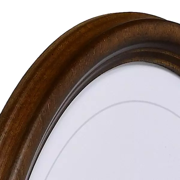 Ansicht der Ecke eines Ovalrahmens in der Farbe Braun