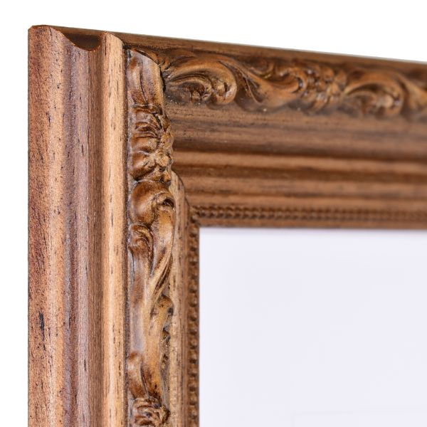 Ansicht der Ecke eines braunen Holzrahmens im Barockstil mit rustikaler, nussbaumgebeizter Oberfläche, leicht schimmernden floralen Ornamenten und einem Perlstab an der Innenkante