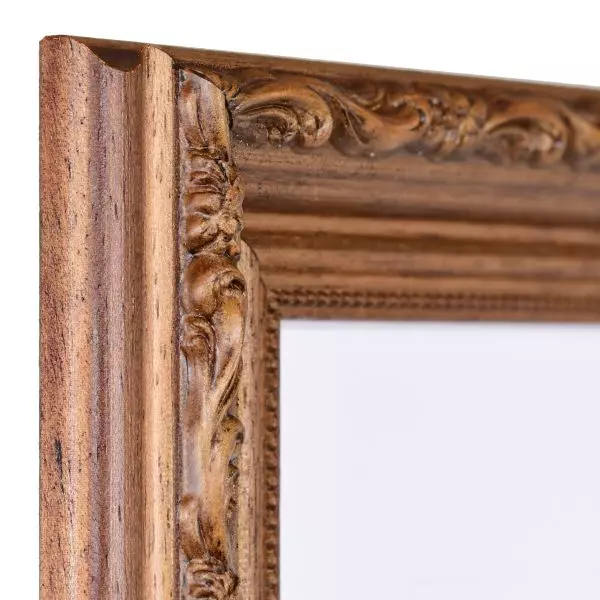 Ansicht der Ecke eines braunen Holzrahmens im Barockstil mit rustikaler, nussbaumgebeizter Oberfläche, leicht schimmernden floralen Ornamenten und einem Perlstab an der Innenkante