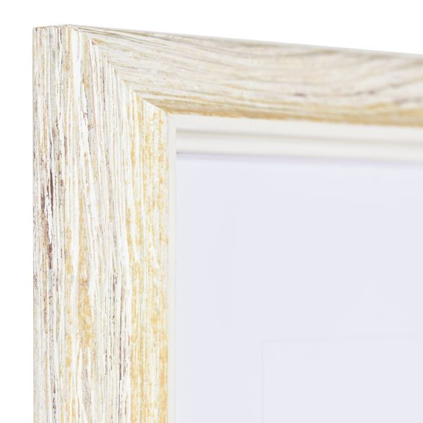 Ansicht der Ecke eines weissen Holzrahmens mit dezent geschwungenem Massivholzprofil und abgesetzter Innenkante im Landhausstil