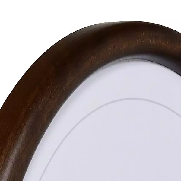Ansicht der Ecke eines Ovalrahmens in der Farbe Braun