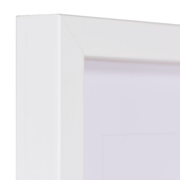 Ansicht der Ecke eines weissen Bilderrahmens mit glatter Oberfläche und schlichtem Design