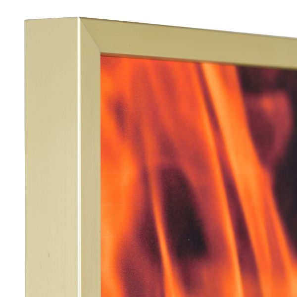 Ansicht der Ecke eines goldenen, kantigen, stabilen Brandschutzrahmens aus eloxierten Aluminium