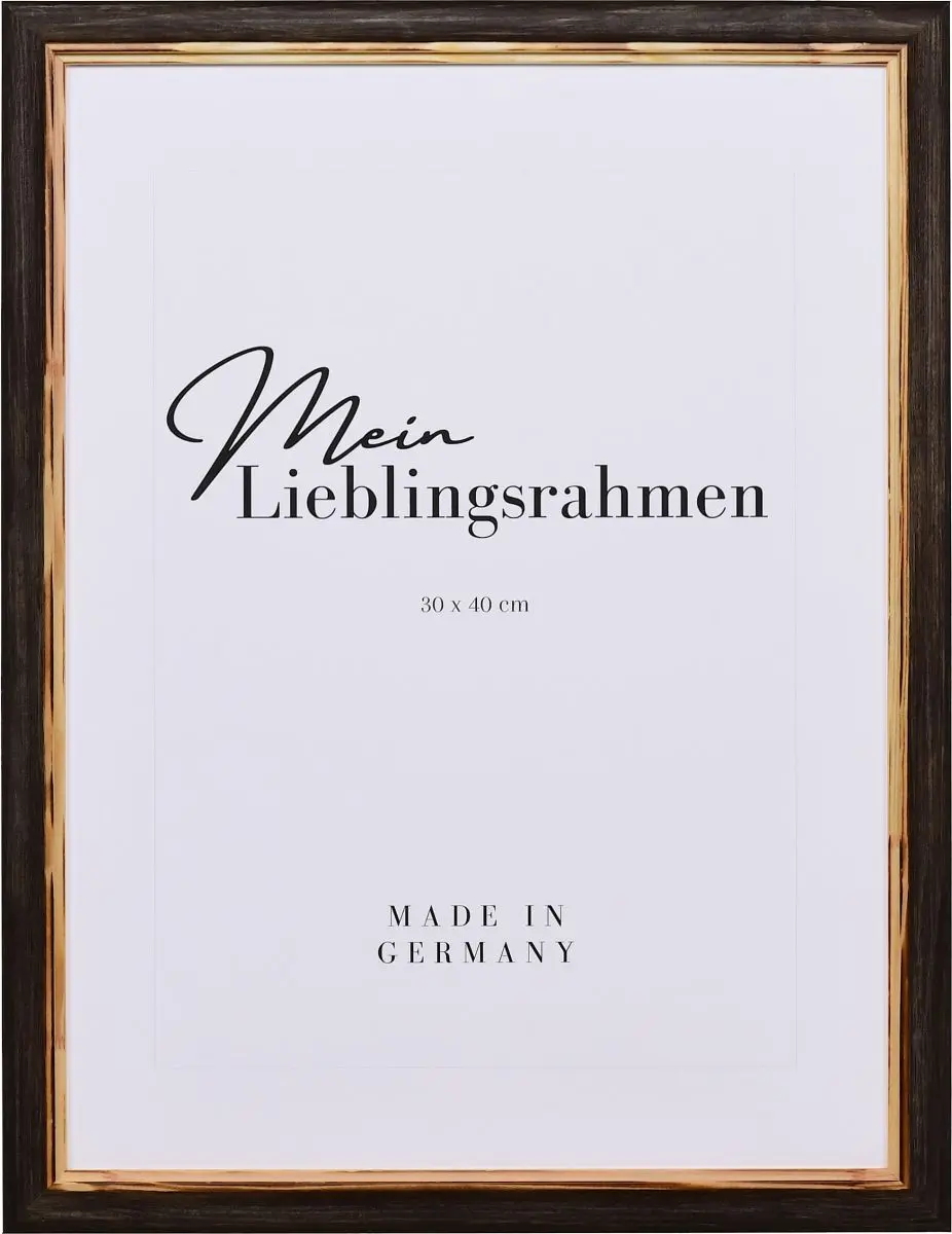 Frontansicht eines dunkelbraunen Holzrahmens mit dezent geschwungenem Massivholzprofil und abgesetzter Innenkante im Landhausstil