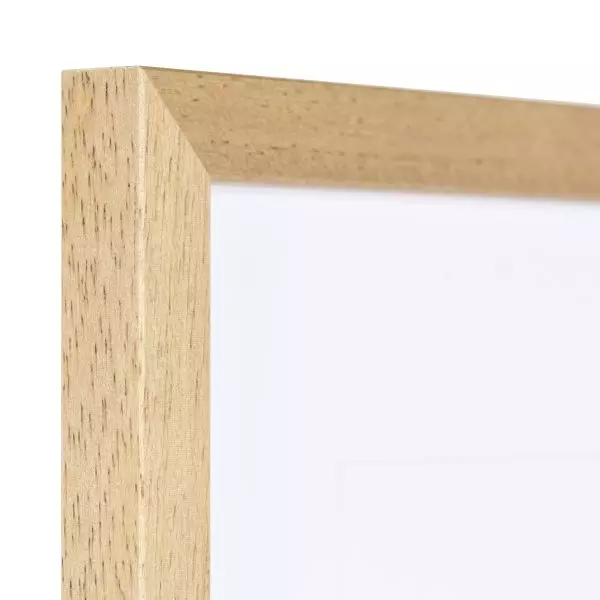 Ansicht der Ecke eines eichenfarbenen Holzrahmens mit sichtbarer Holzstruktur und schmalem Rand