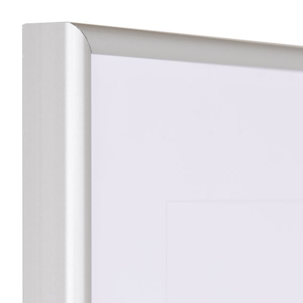 Ansicht der Ecke eines silbernen, modernen Rahmens aus eloxiertem Aluminium mit robustem Halbrundprofil 