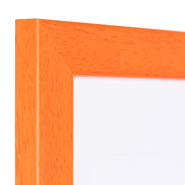 Holz-Profil Top Pro, orange - Ecke Ansicht der Ecke eines orangenen Bilderrahmens mit sichtbarer Holzstruktur, glatter Oberfläche und kantigem, schlichtem Profil