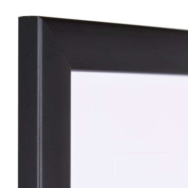 Holz-Profil 43, schwarz - Ecke Ansicht der Ecke eines schwarzen Holzrahmens mit leicht abgerundeten Kanten