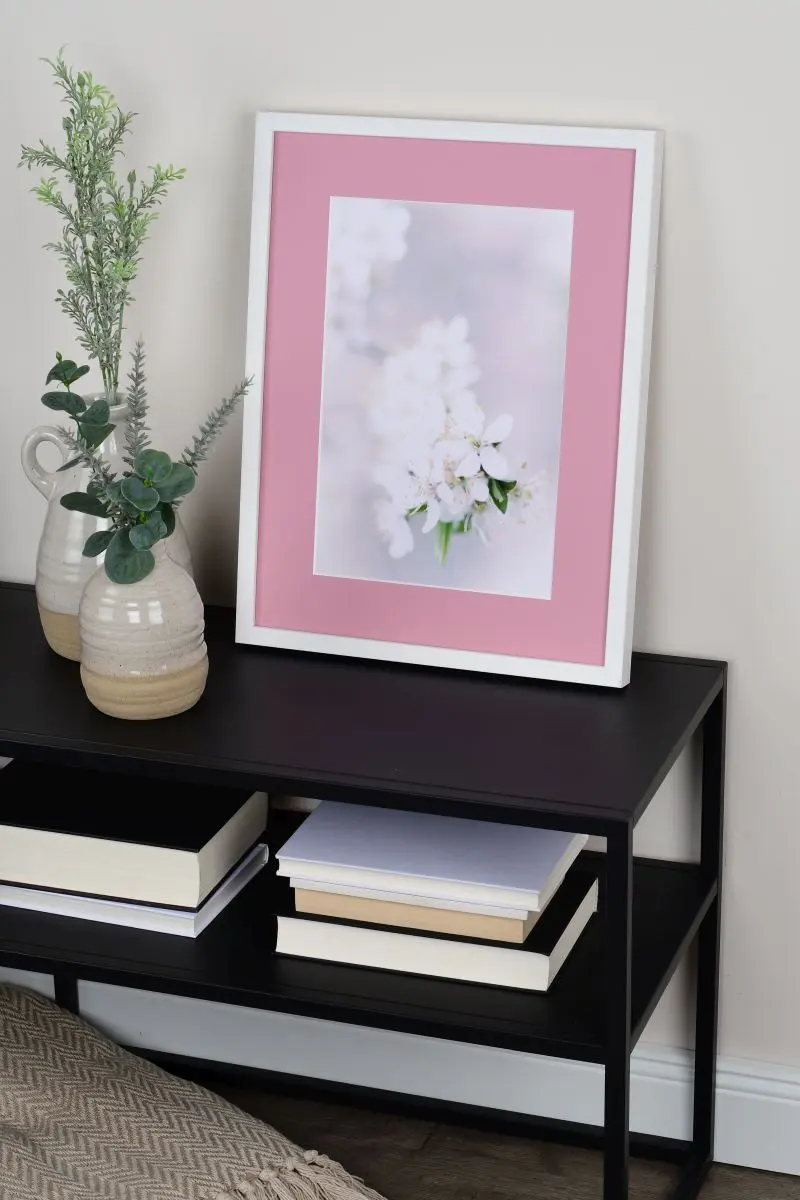 Bilderrahmen mit Pasepartout in der Farbe Rose in Wohnambiente