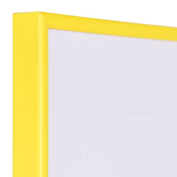 Ansicht der Ecke eines gelben, schmalen Kunststoffrahmens mit Halbrundprofil