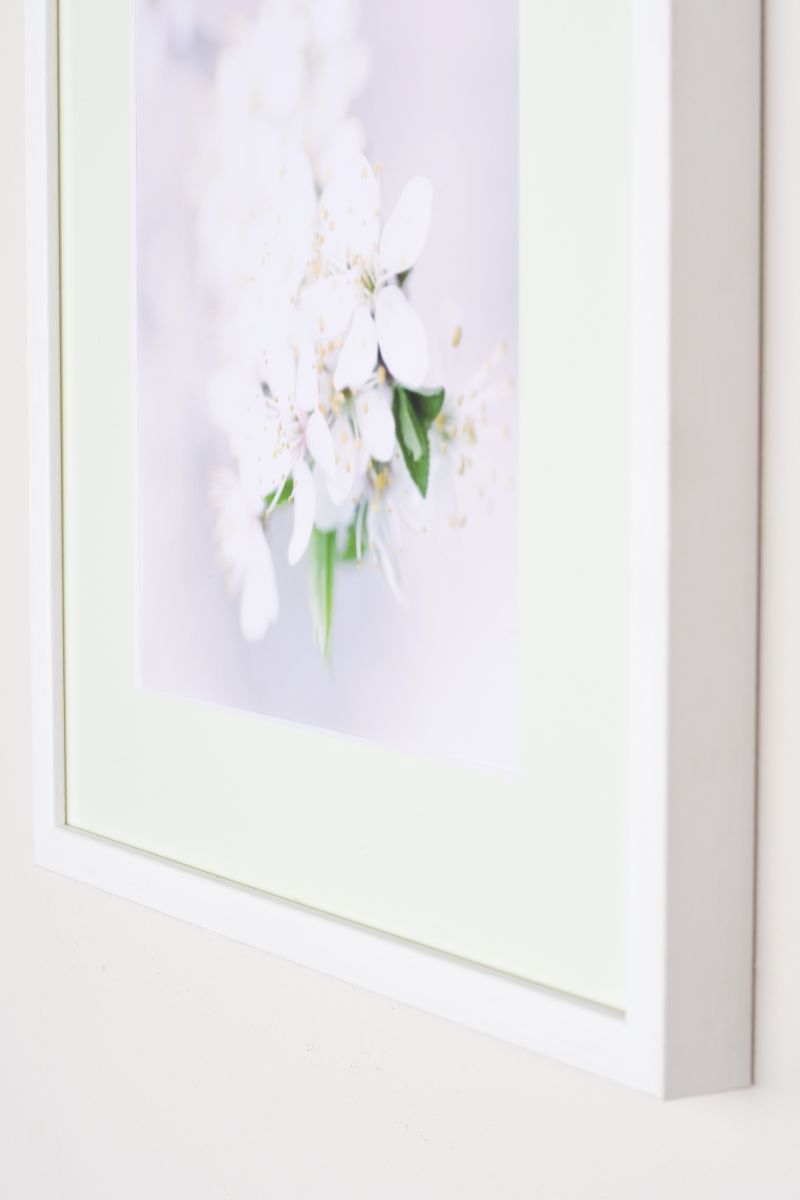 Bilderrahmen mit Pasepartout in der Farbe Moss in Wohnambiente - Nahaufnahme