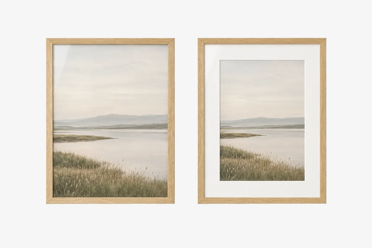 Twee gelijke houten fotolijsten met hetzelfde motief, links zonder en rechts met passe-partout