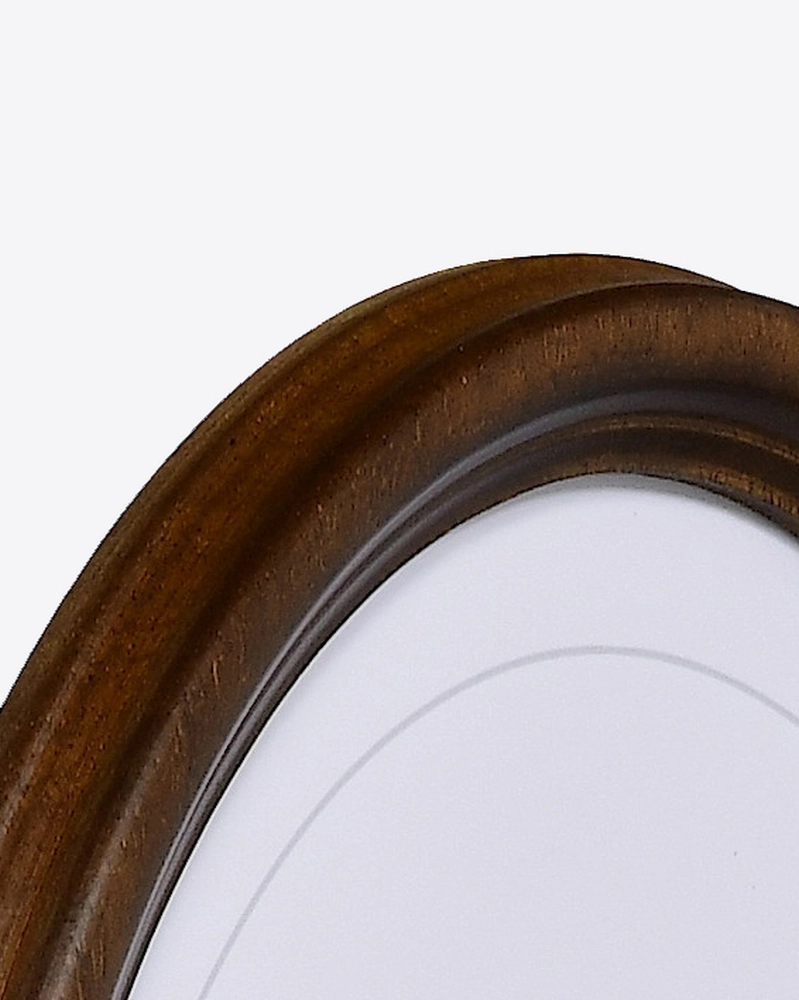 Ansicht der Ecke eines Ovalrahmens in der Farbe Braun