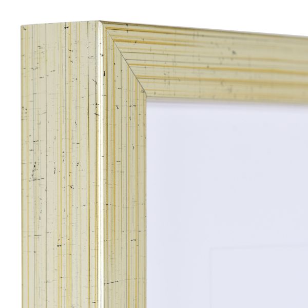 Ansicht der Ecke eines antiksilbernen Bilderrahmens mit glatter Oberfläche und schlichtem Design