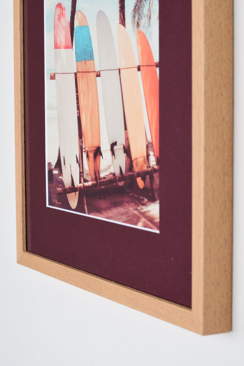 Bilderrahmen mit Pasepartout in der Farbe Wine in Wohnambiente - Nahaufnahme