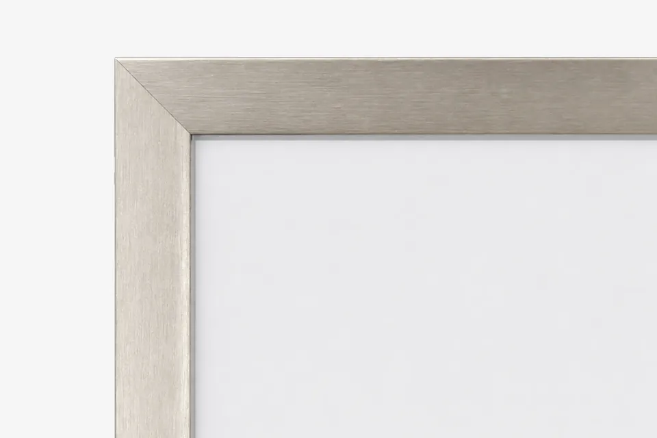 Hoek van een fotolijst van geborsteld aluminium in zilver