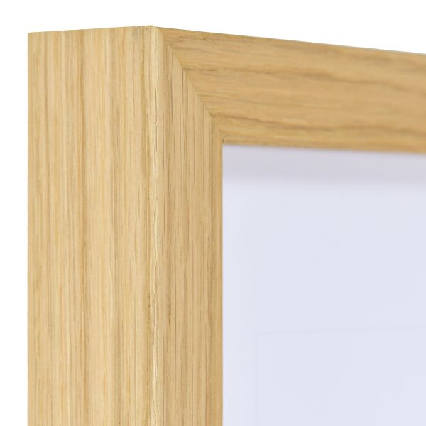 Ansicht der Ecke eines furnierten Massivholzrahmens in Eiche mit natürlicher Maserung im Landhausstil