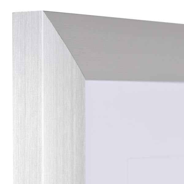 Ansicht der Ecke eines Aluminiumrahmens in der Farbe Silber