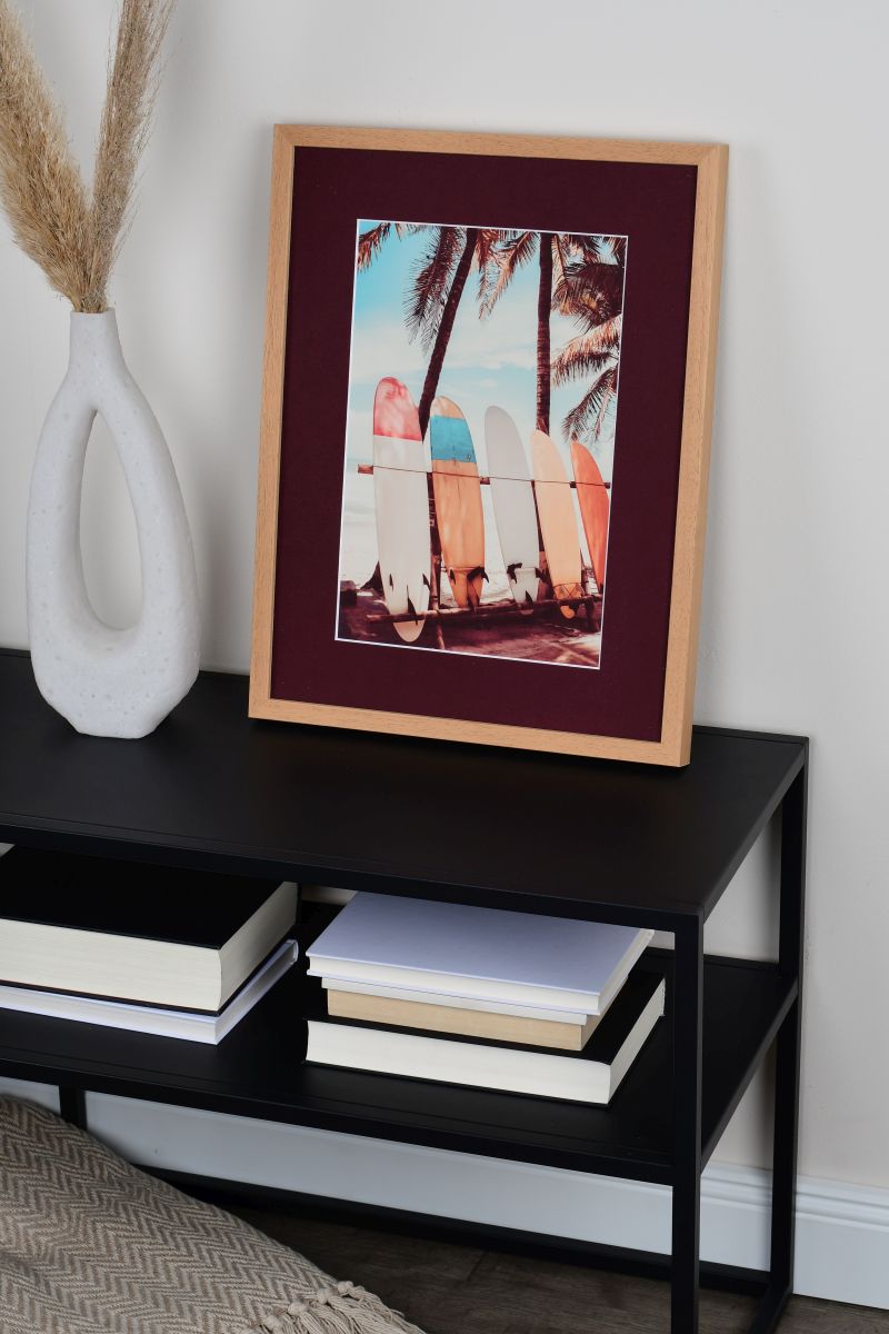 Bilderrahmen mit Pasepartout in der Farbe Wine in Wohnambiente