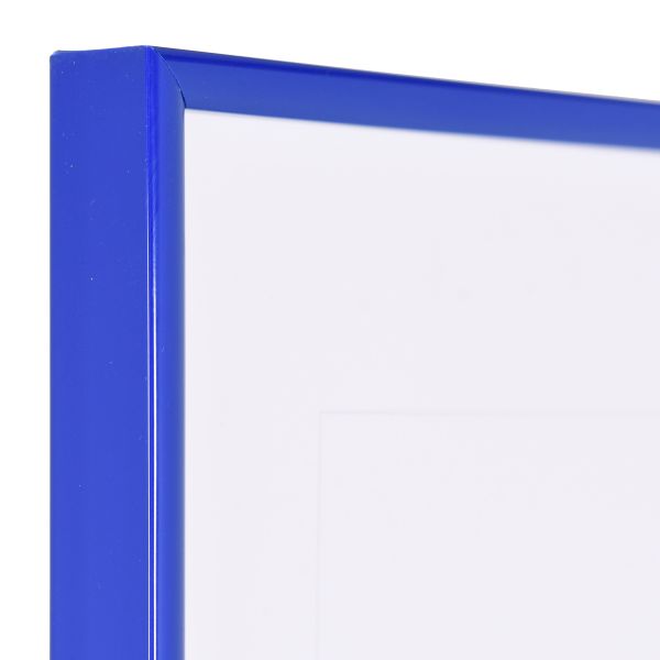 Ansicht der Ecke eines blauen, schmalen Kunststoffrahmens mit Halbrundprofil