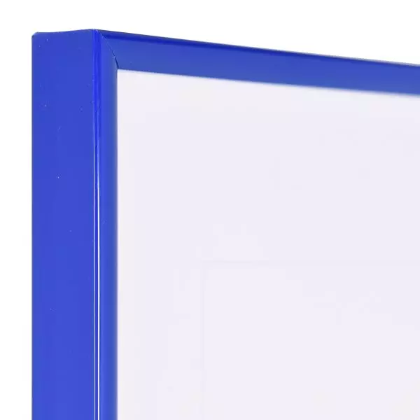 Ansicht der Ecke eines blauen, schmalen Kunststoffrahmens mit Halbrundprofil
