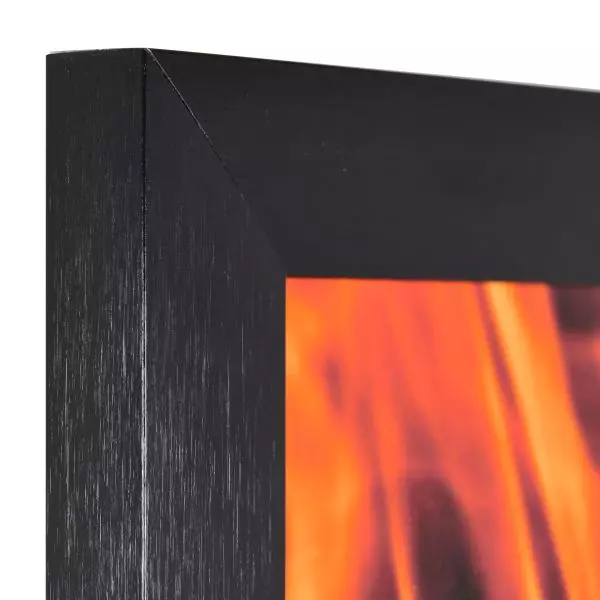 Ansicht der Ecke eines schwarzen Brandschutzrahmens aus längs gebürstetem, rostfreien Aluminium