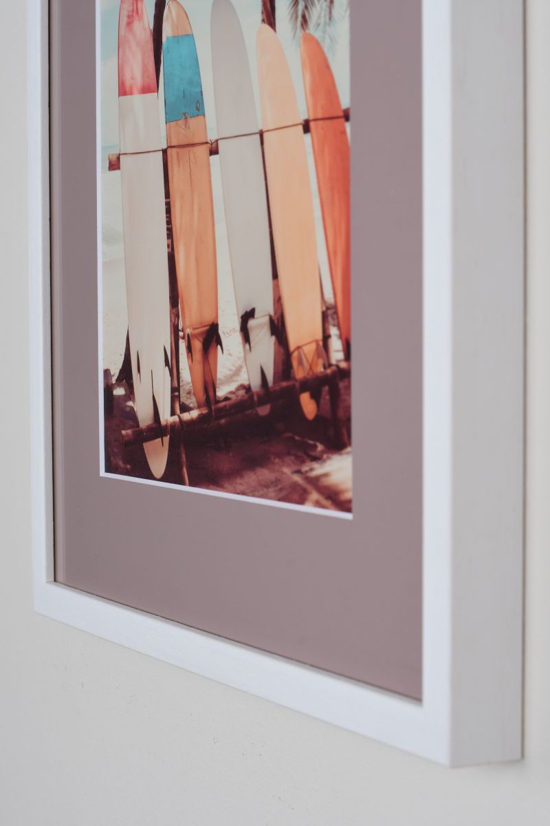 Bilderrahmen mit Pasepartout in der Farbe Coffee in Wohnambiente - Nahaufnahme