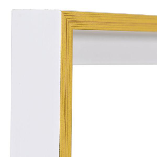 Ansicht der Ecke eines modernen, dezenten Schattenfugenrahmens in Weiss mit Goldkante