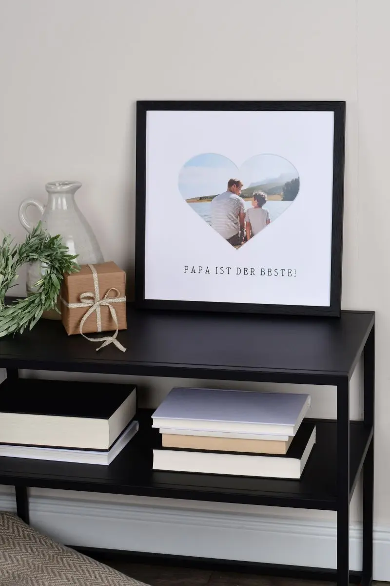 Bilderrahmen mit Herzpassepartout für Papa in 30x30, schwarz - Wohnambiente Bilderrahmen 30x30 in Schwarz mit Herzausschnitt für Papa in Wohnambiente