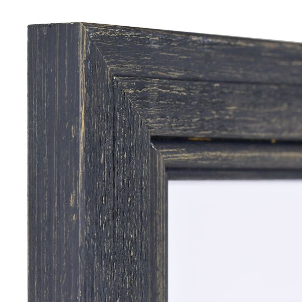 Ansicht der Ecke eines schwarzen, offenporig lackierten Holzrahmens mit Flachprofil und Rundstab an der Innenkante
