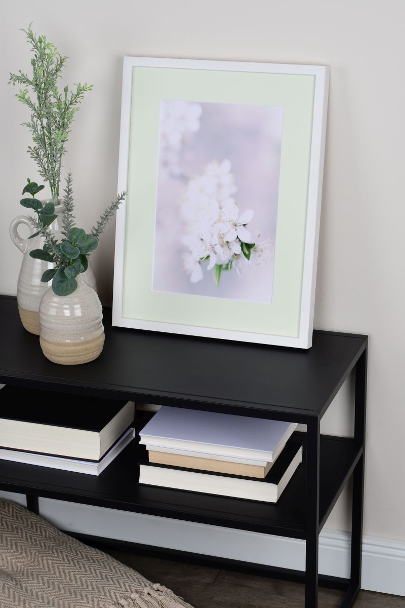 Bilderrahmen mit Pasepartout in der Farbe Moss in Wohnambiente